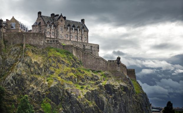 Эдинбургский замок, как его видно из поезда
